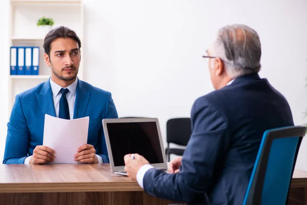 Jeune homme candidat employé réunion avec vieux recruteur — Photo