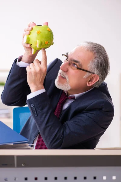 Vecchio impiegato uomo d'affari in fallimento concetto — Foto Stock