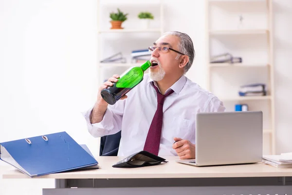 Gammal affärsman anställd i konkurs koncept — Stockfoto