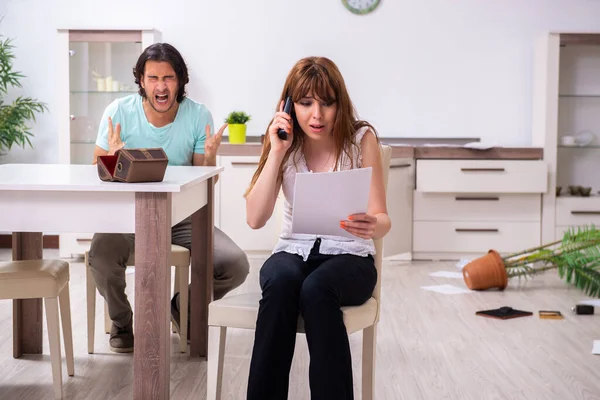 Young couple found their house after burglary robbed by burglars — Stock Photo, Image