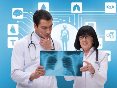 İki doktor teletıp konseptinde x-ray görüntüsünü tartışıyor