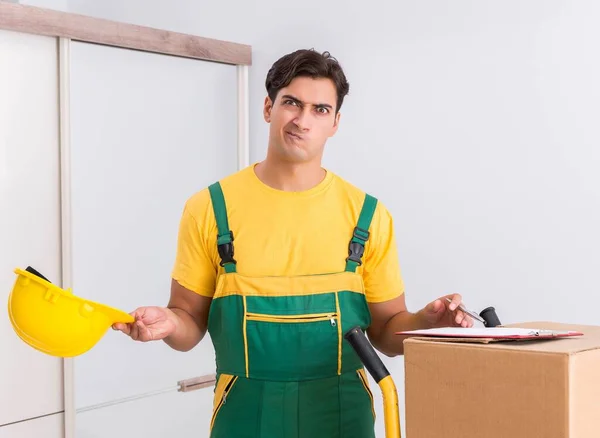 Transportation worker delivering boxes to house — Stock Photo, Image