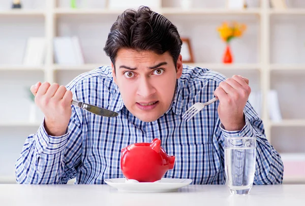 Mann geht in Restaurant das Geld aus und nutzt Ersparnisse aus — Stockfoto