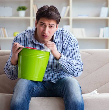 Midesi bulanan ve kusan bir adam.