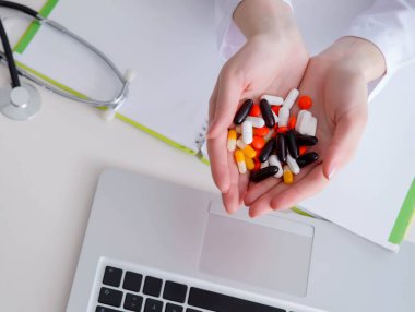 İlaçlar ve dizüstü bilgisayarın tıbbi konsepti.