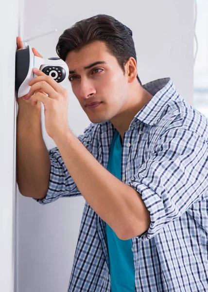 Homem instalando câmeras de vigilância CCTV em casa — Fotografia de Stock