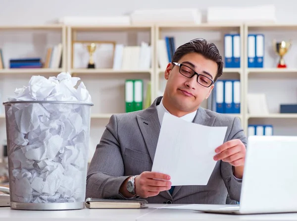 Unternehmer mit Papier-Recycling-Konzept im Amt — Stockfoto