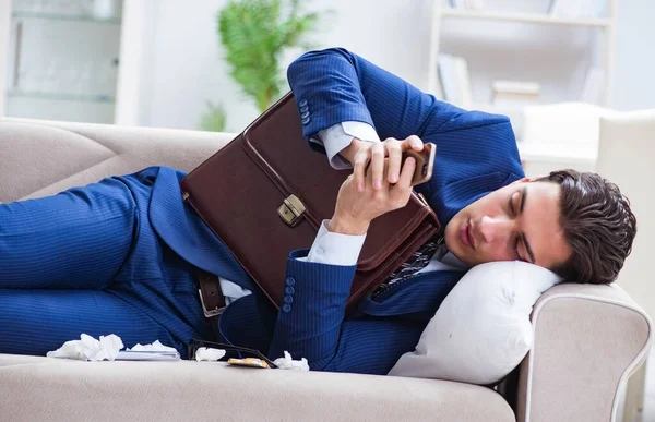 Empregado doente que fica em casa sofrendo de combustão — Fotografia de Stock