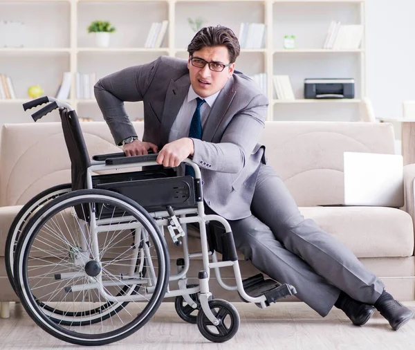 Dsabled hombre de negocios en silla de ruedas trabajando en casa — Foto de Stock