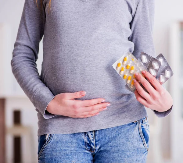 Terhes nő, aki a terhesség alatt tablettát szed — Stock Fotó
