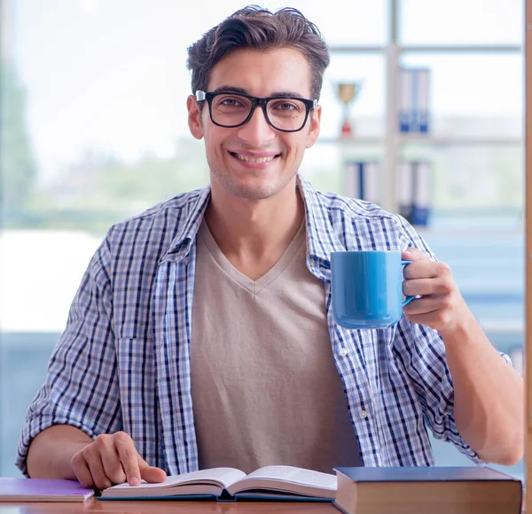 Studente che studia a casa preparandosi per l'esame — Foto Stock