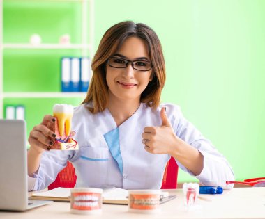 Diş implantı üzerinde çalışan kadın dişçi.