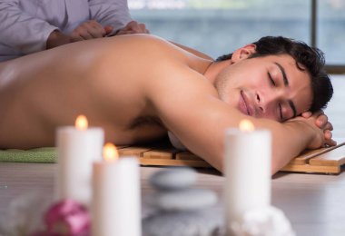 Kaplıca sırasında genç yakışıklı bir adam.