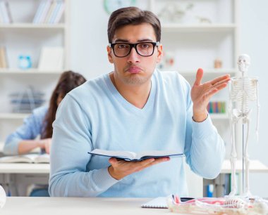 Sınıfta okuyan iki tıp öğrencisi.