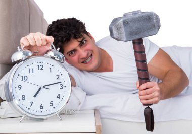 Yatakta uykusuzluk çeken bir adam.