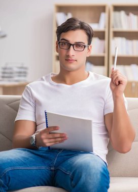 Kanepede oturan adam.