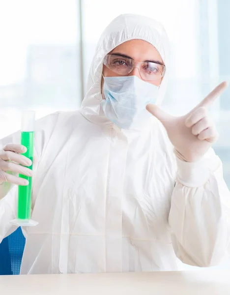 Joven químico presionando botones virtuales en el laboratorio — Foto de Stock