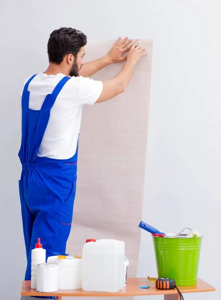 Worker working on wallpaper during refurbishment — Stock Photo, Image