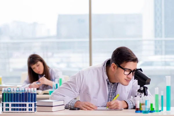 Dois químicos que trabalham em laboratório experimentando — Fotografia de Stock