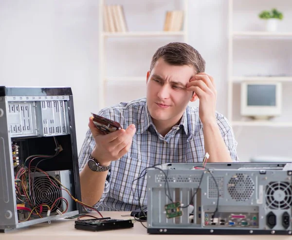 Jovem técnico de reparação de computador em oficina — Fotografia de Stock