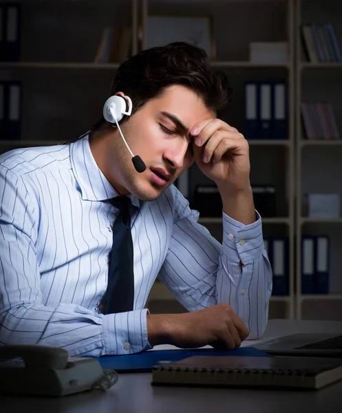 Müder und erschöpfter Helpdesk-Mitarbeiter während der Nachtschicht — Stockfoto