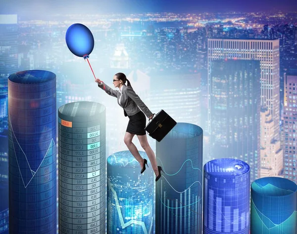 Affärskvinna flyger på varm ballong över grafen — Stockfoto