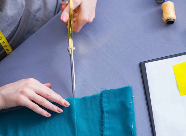 Femme tailleur travaillant sur un vêtement couture couture mesure fa — Photo
