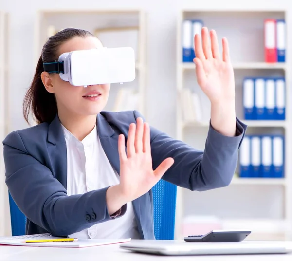 A mulher de negócios com óculos de realidade virtual no escritório — Fotografia de Stock