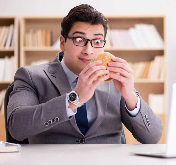 Hungrig rolig affärsman äter skräpmat smörgås — Stockfoto