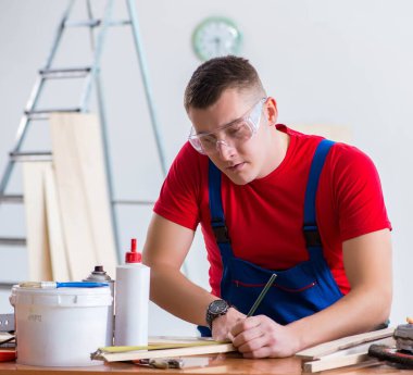 Müteahhit atölyede çalışıyor.