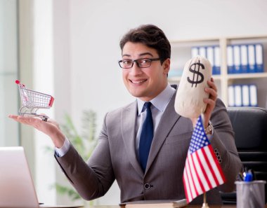 Ofisinde Amerikan bayrağı taşıyan bir iş adamı