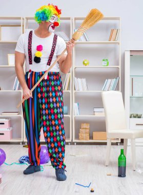 Komik palyaço evde temizlik yapıyor.