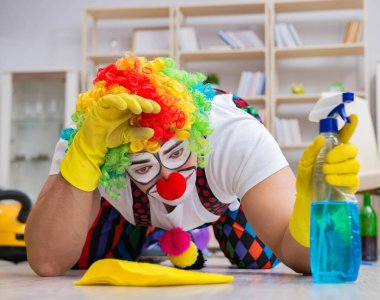 Komik palyaço evde temizlik yapıyor.