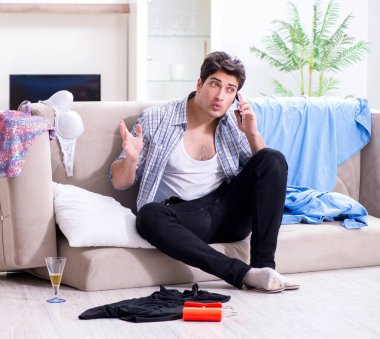 Ev partisinden sonra evde dağınık bir adam