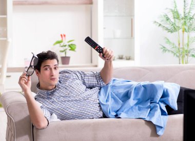 Evde 3D televizyon izleyen bir adam.