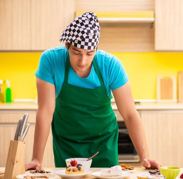 Fiatal professzionális szakács előkészítése a konyhában — Stock Fotó