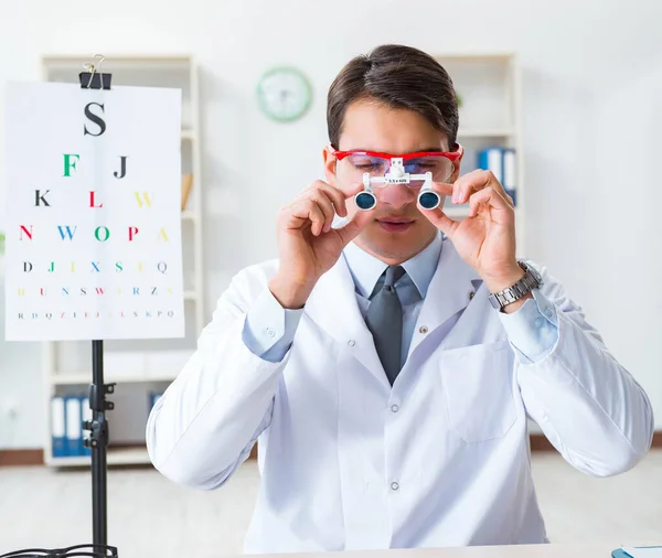 Eye doctor in eyecare concept in het ziekenhuis — Stockfoto