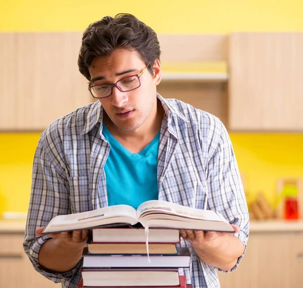 Estudiante preparándose para el examen sentado en la cocina — Foto de Stock