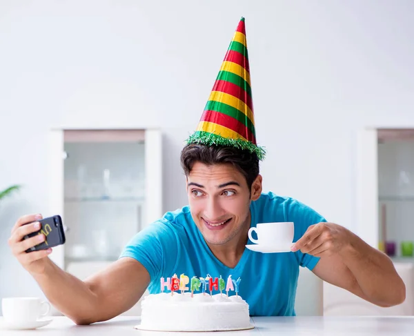 Joven celebrando cumpleaños solo en casa —  Fotos de Stock