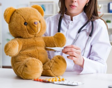 Çocuk oyuncak sağlığını kontrol ediyor