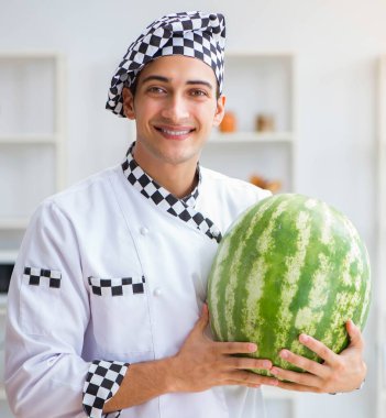Mutfakta karpuzlu bir erkek aşçı.