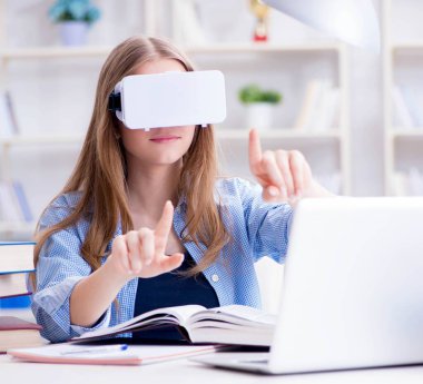 VR gözlüklü genç kız öğrenci sınavlara hazırlanıyor.