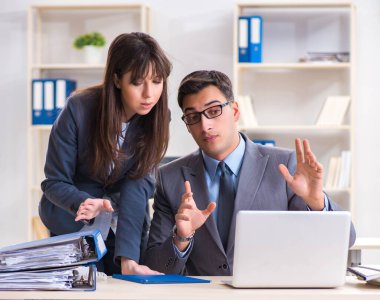 Ofiste çalışan kadın ve erkek.