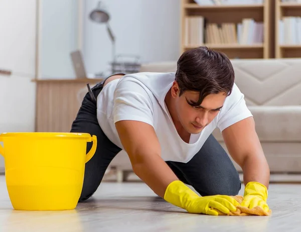 Uomo marito pulizia la casa aiutare moglie — Foto Stock