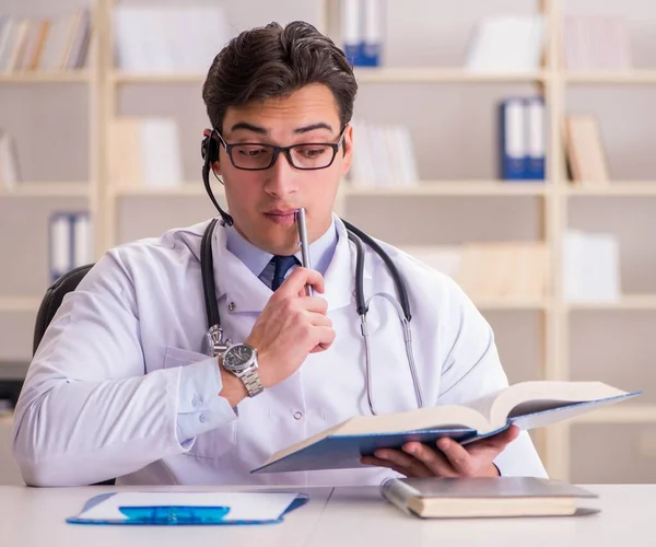 Der junge Mann Arzt in medizinischem Konzept — Stockfoto