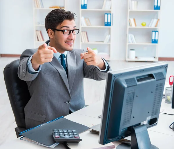 Geschäftsmann sitzt vor vielen Bildschirmen — Stockfoto