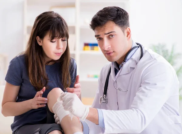 Médico visitante del paciente después de sufrir lesiones deportivas — Foto de Stock