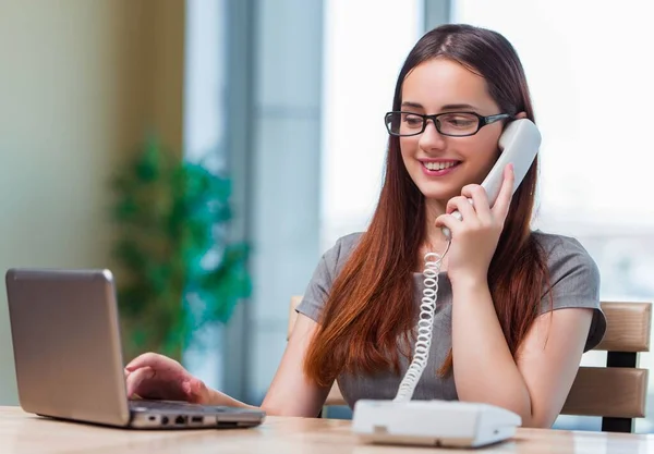 Mujer joven hablando por teléfono en la oficina — Foto de Stock