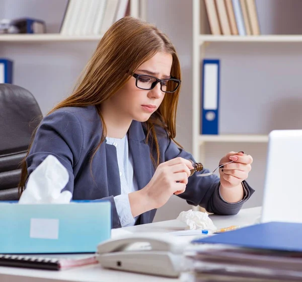 Bizneswoman pracownik chory w biurze — Zdjęcie stockowe