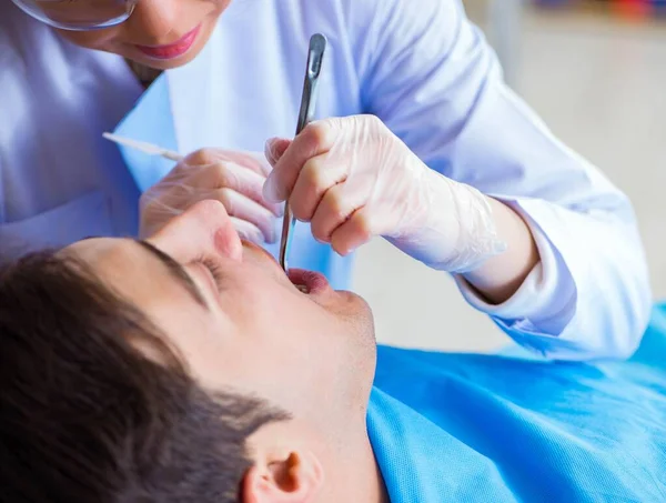 Médico dentista mujer con paciente masculino en el hospital — Foto de Stock